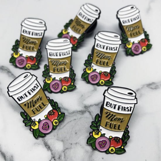 【New Moon Paper Goods】ピンバッチ mom fuel