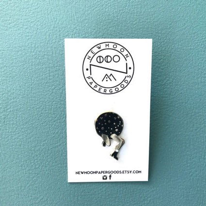 【New Moon Paper Goods】ピンバッチ - SPACE LEG PIN