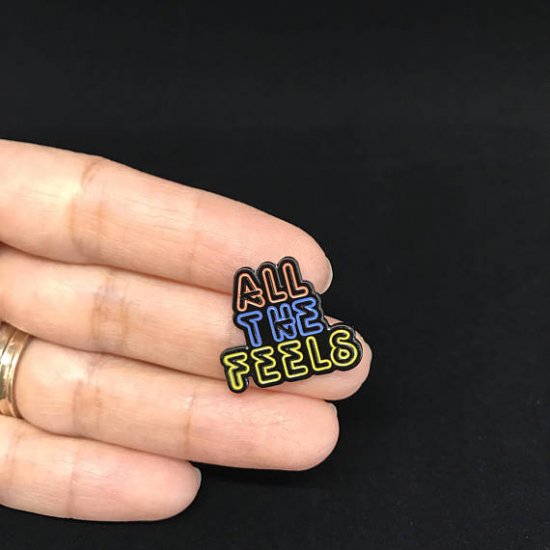 【New Moon Paper Goods】ピンバッチ - All The Feels Neon Sign